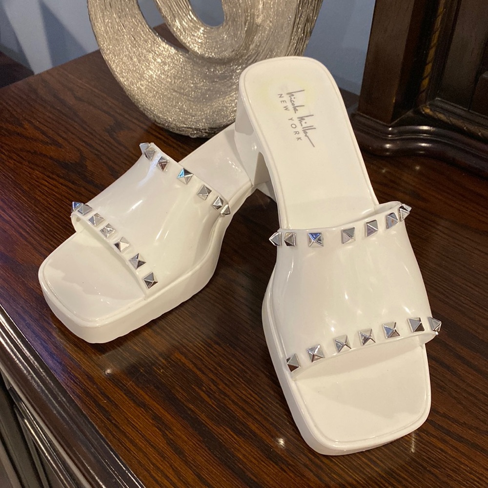 🆕🆕 Nicole Miller - White chunky heel slides with silver studs, 2” heel.